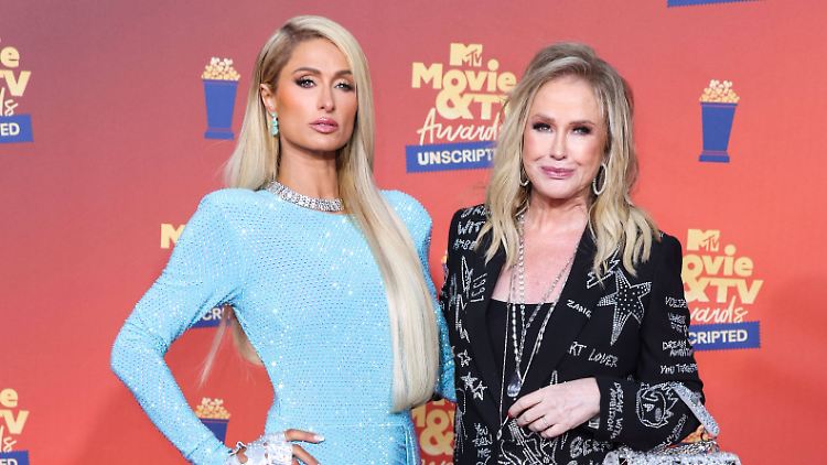 Paris Hilton (l.) bekommt gute Ratschläge von ihrer Mutter.