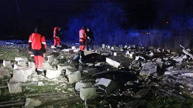 Einsatzkräfte an der Einschlagstelle in Przewodow.