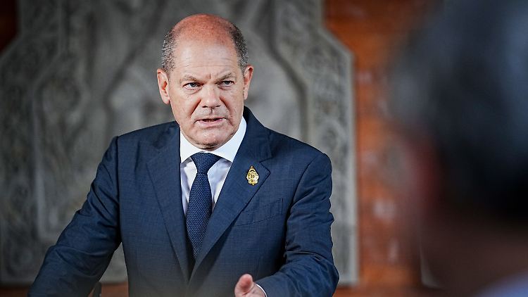 Olaf Scholz behält sich eine Reise zum WM-Finale in Katar vor.