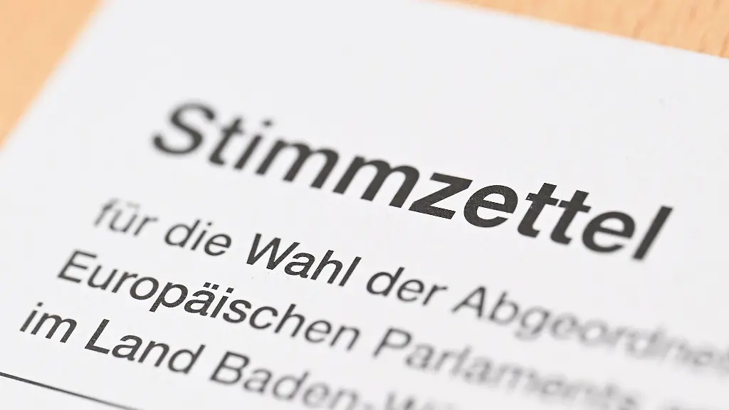 Ein-Stimmzettel-fuer-die-Wahl-zum-Europaparlament-liegt-auf-einem-Tisch