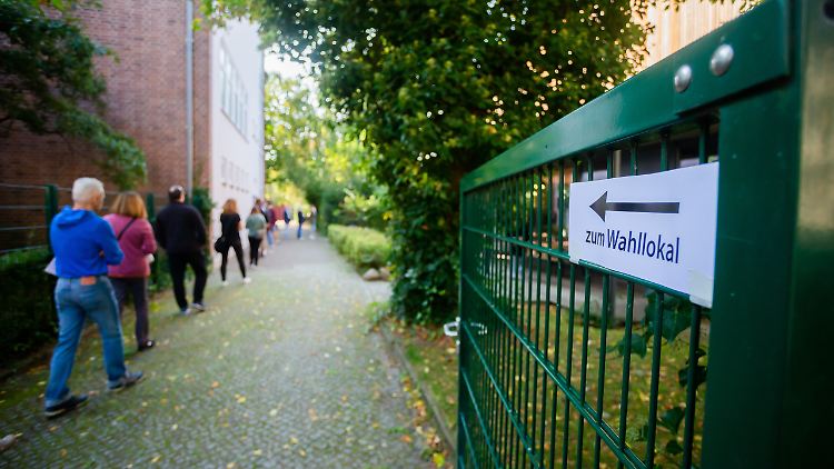 Vor vielen Wahllokalen in Berlin bildeten sich vor einem Jahr lange Schlangen.