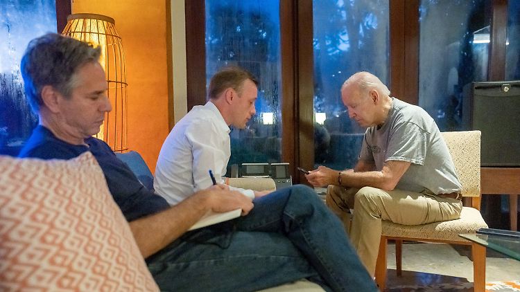 US-Außenminister Antony Blinken, der Nationale Sicherheitsberater des Weißen Hauses, Jake Sullivan, sowie US-Präsident Joe Biden - der mit dem polnischen Präsidenten Andrzej Duda spricht.