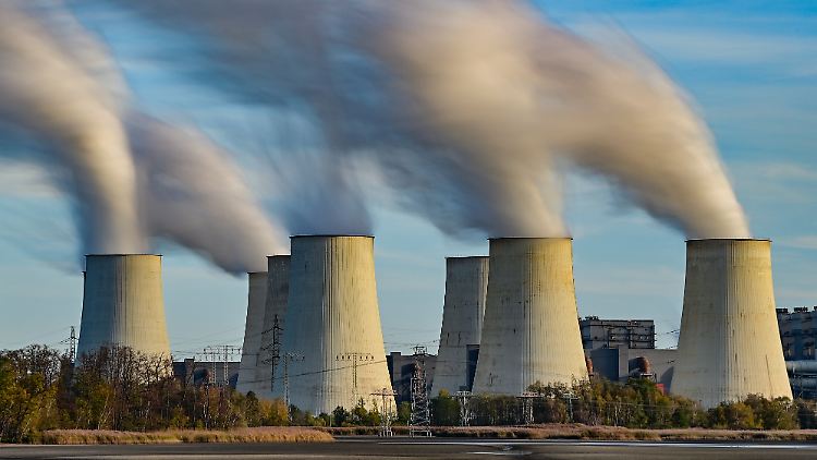 Wasserdampf steigt aus den Kühltürmen des Braunkohlekraftwerks Jänschwalde. Die Annahme des Clean Development Mechanism scheint zu sein, dass man ein Recht gehabt hätte, die Umwelt mit Kohlekraftwerken zu verschmutzen, und daher darf man es sich hoch anrechnen, wenn man es ein klein bisschen besser macht. 