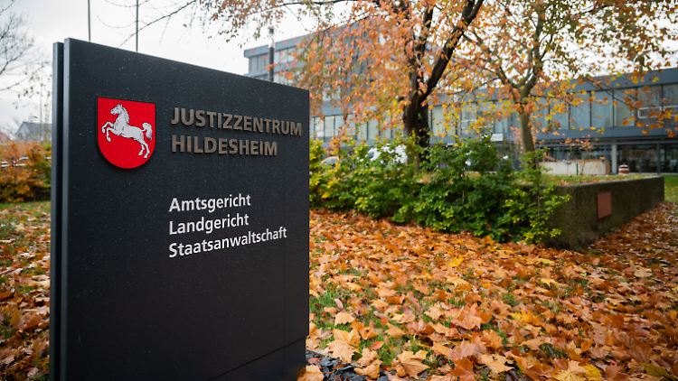 Der Mordprozess gegen die 53-jährige Angeklagte wird am Landgericht Hildesheim verhandelt.