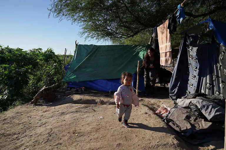 2023-12-28T203904Z-2107243743-RC2E65APCXY4-RTRMADP-3-MIGRATION-USA-MEXICO