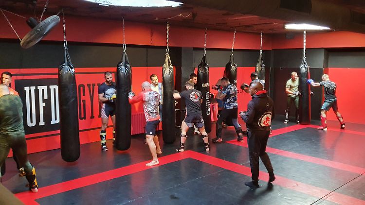 Trainer Ivan Hippolyte (m.) legt Wert auf Technik und Kondition, weil viele der Kämpfer regelmäßig vor Fights stehen.