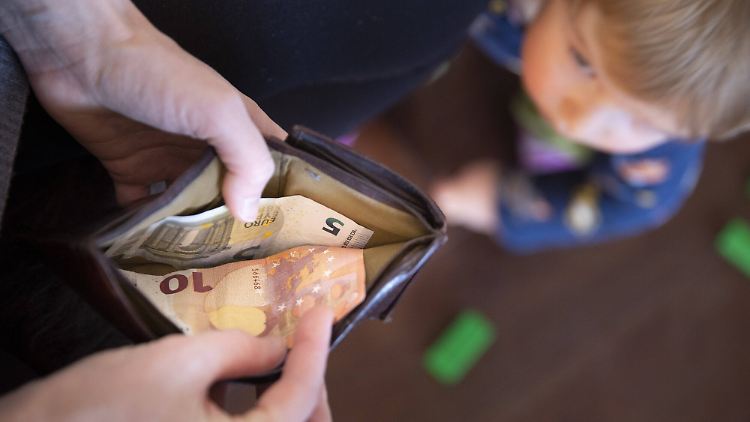 Etwa die Hälfte aller Befragten will ähnlich viel wie im vergangenen Jahr für wohltätige Zwecke spenden - wenn es drin ist.