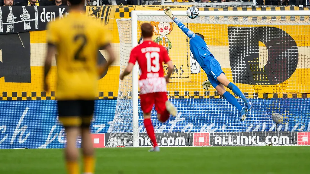 Freiburgs-Torwart-Benjamin-Uphoff-in-Aktion