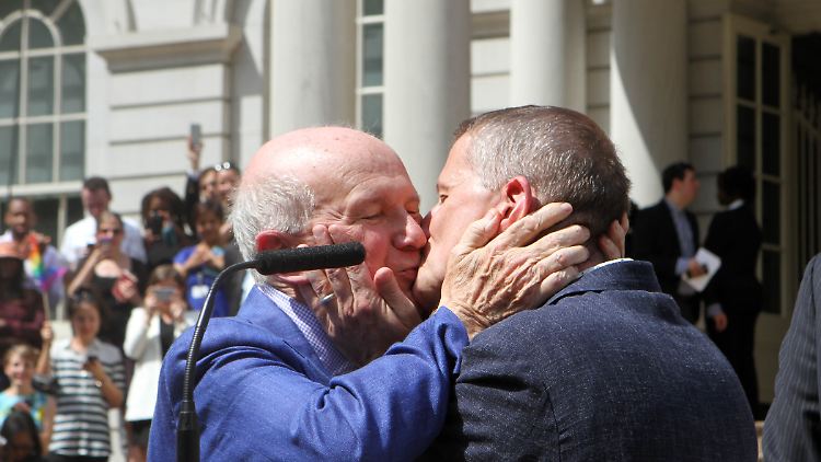 Der Dramatiker Terrence McNally und sein Mann Tom Kirdahy erneuerten ihr Ehegelübde 2015, als der Supreme Court die Ehe für alle landesweit legalisierte.