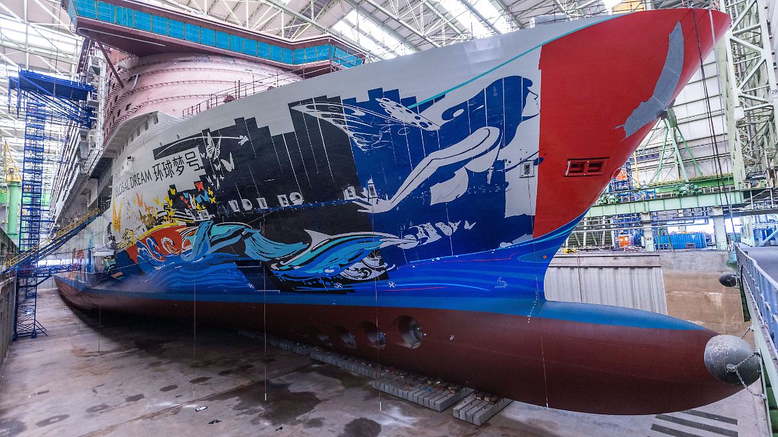 Das im Bau befindlichen Kreuzfahrtschiff im Baudock der ansonsten leeren Schiffbauhalle der ehemaligen MV-Werft.