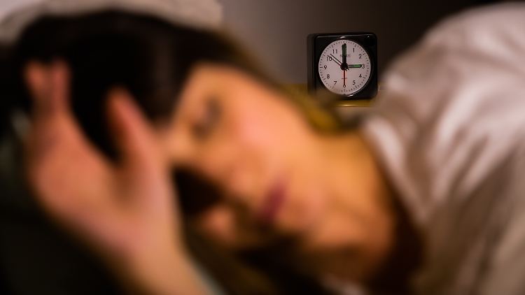 Fast die Hälfte der befragten Frauen wünscht sich einen besseren Schlaf - bei den Männern ist es ein Viertel.