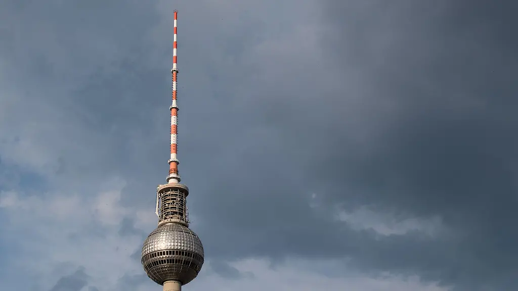Hinter-dem-Berliner-Fernsehturm-ziehen-dunkle-Wolken-auf