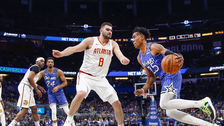 Isaac Humphries (Nummer 8) im Trikot der Atlanta Hawks.
