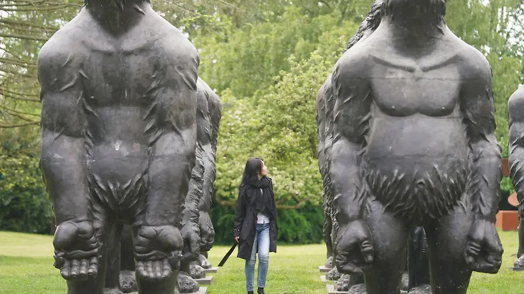 Blick-auf-die-ueberdimensionalen-Gorilla-Skulpturen-vom-chinesischen-Kuenstler-Ruowang-Liu