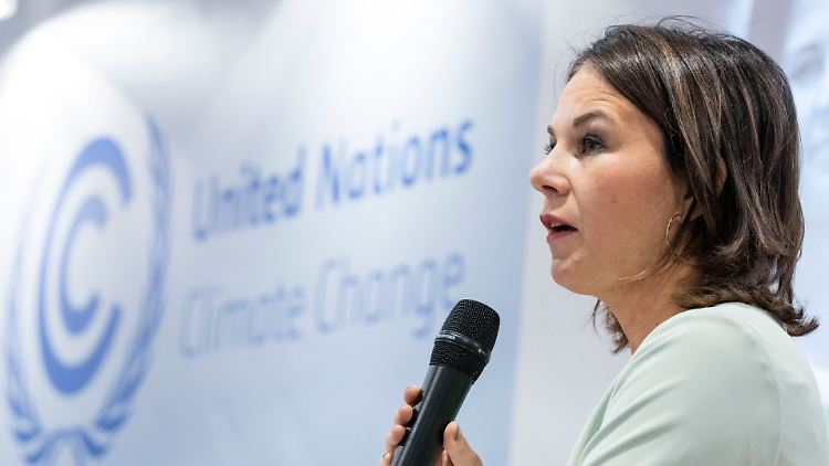 Um weitere Schäden durch die Erderwärmung zu vermeiden, sei vor allem auch "mehr Ehrgeiz bei der Senkung der Emissionen" notwendig, betonte Baerbock.