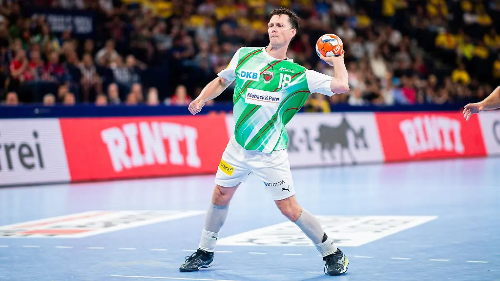 Berlins-Hans-Lindberg-wirft-einen-Siebenmeter