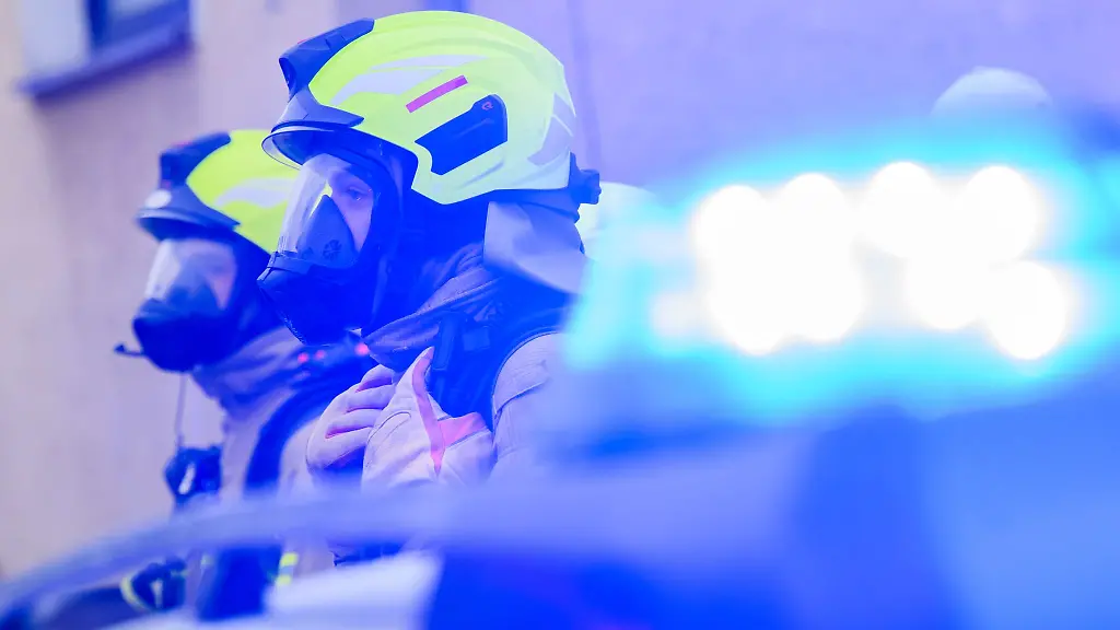 Feuerwehrleute-stehen-an-einem-Einsatzort