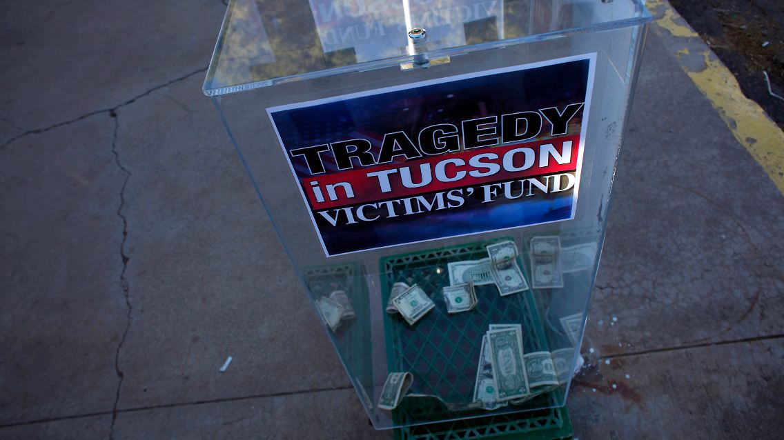 Auf einer Waffen-Schau, die nur wenige Tage nach dem Attentat in Tucson stattfand, können die Besucher für die Opfer spenden.