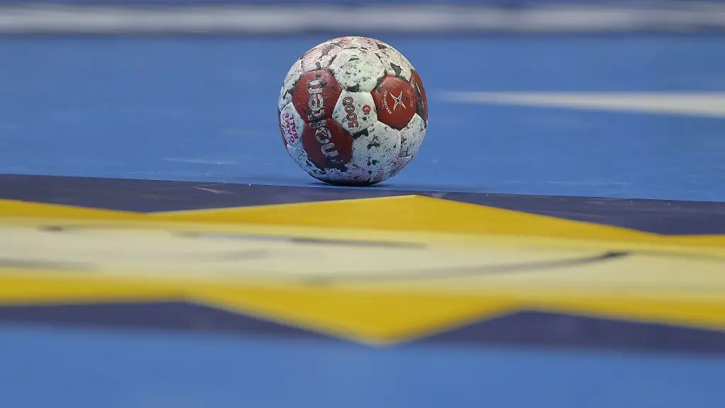 Ein-Spielball-liegt-auf-einem-Handballfeld