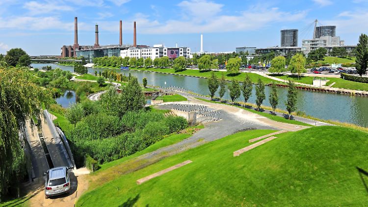 Beim VW-Werk in Wolfsburg fallen erste Schichten aus.