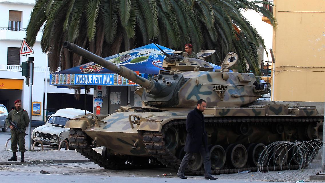 2011-01-16T003757Z_01_ZOH06_RTRMDNP_3_TUNISIA-PROTESTS.JPG8313586692815186614.jpg