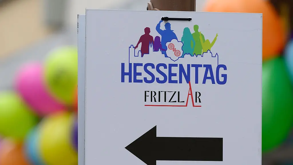 Das-Logo-vom-61-Hessentag-ist-vor-Luftballons-zu-sehen