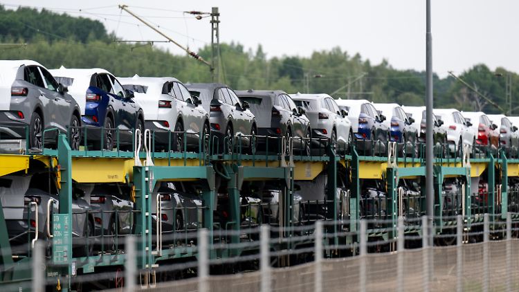 Verantwortlich für die leichte Erholung des Neuwagenmarkts sind vor allem die positiven Zahlen des VW-Konzerns.
