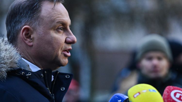 Polens Präsident Duda besuchte die Unglücksstelle im Dorf Przewodow. 