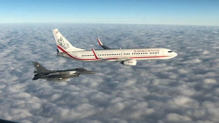 Die polnische Nationalmannschaft wurde von Kampfjets eskortiert.