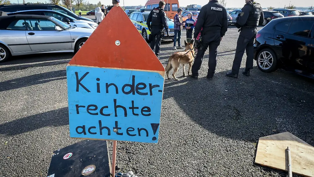 Ein-Protestschild-mit-der-Aufschrift-Kinderrechte-achten