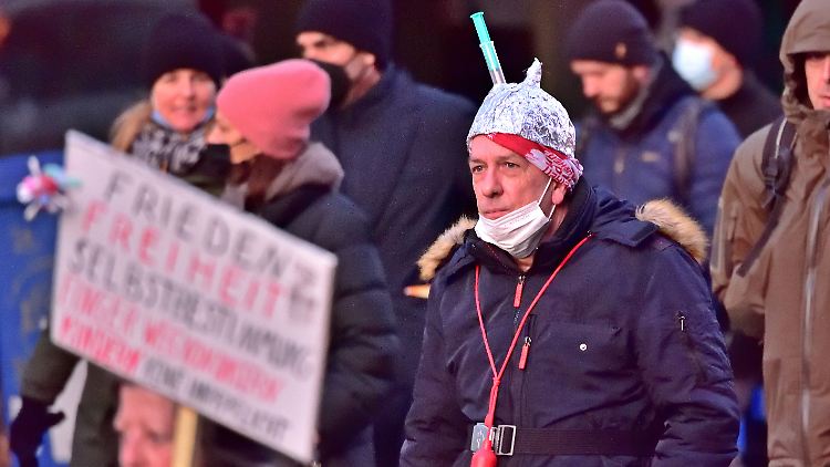 Dieser Teilnehmer einer Demonstration gegen Corona-Maßnahmen setzt lieber auf Aluhut als auf die Impfung.