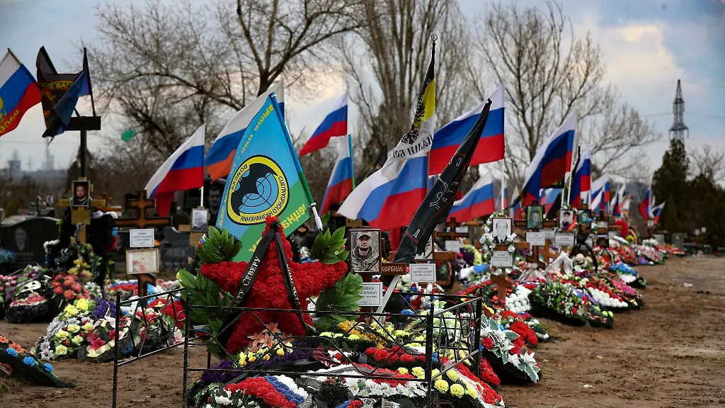 Graeber-russischer-Soldaten-die-in-der-Ukraine-getoetet-wurden-auf-einem-Friedhof-in-der-russischen-Region-Wolgograd
