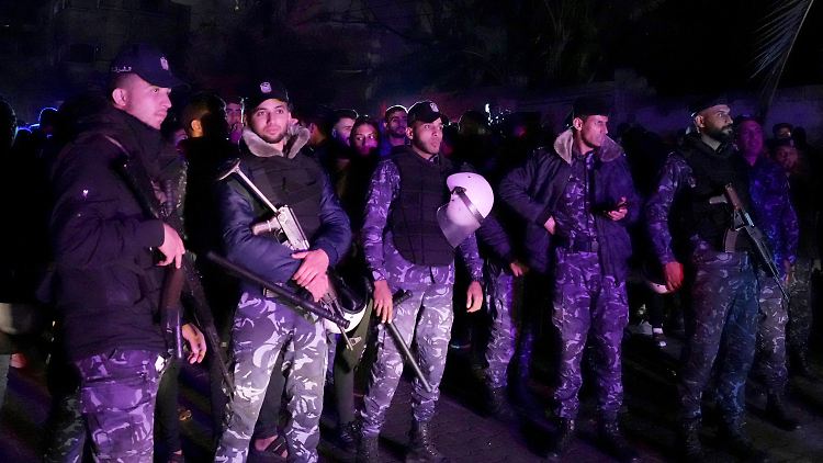 Polizisten der Hamas sichern den Brandort.