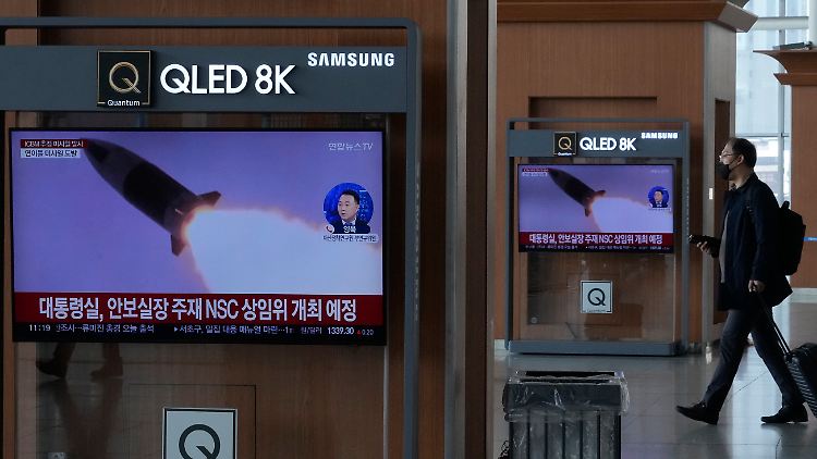 Südkoreanische Nachrichtensender berichten über den Raketenabschuss.