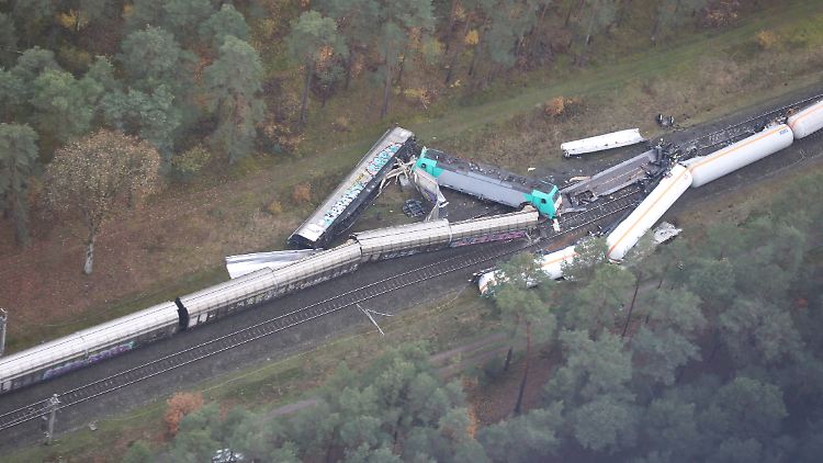 Zwei Kesselwagen kippten nach der Kollision um, zwei weitere entgleisten.