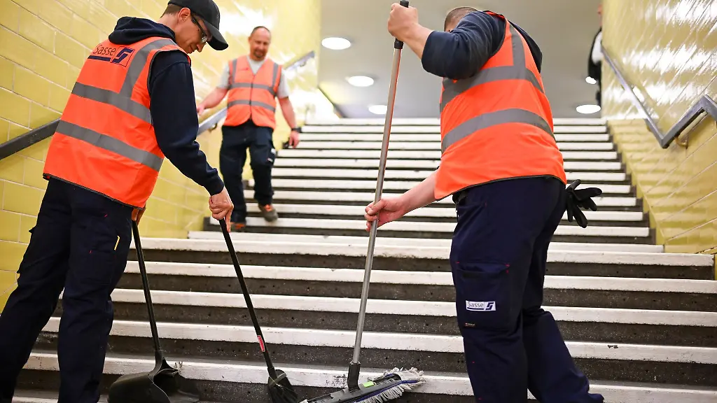 Reinigungskraefte-arbeiten-auf-einer-Treppe-in-der-U-Bahnline-U8
