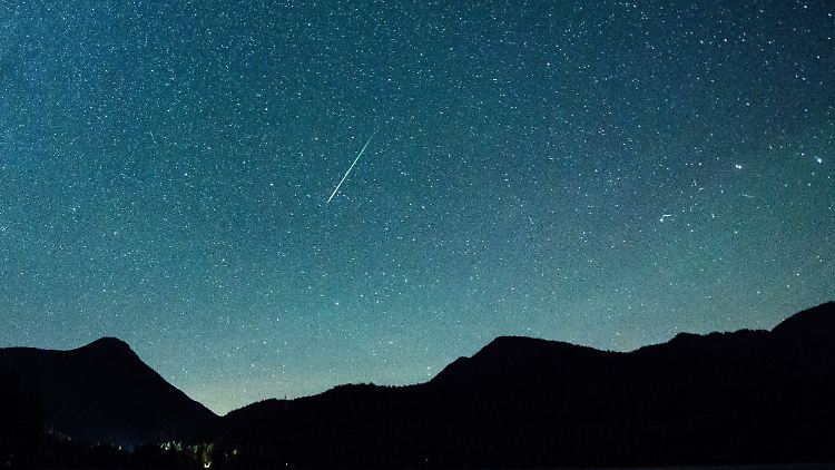 Am Nachthimmel erscheinen im November die Sternschnuppen der Leoniden.