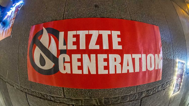 Auf die Aktivisten der "Letzten Generation" könnten hohe Geldstrafen zukommen.