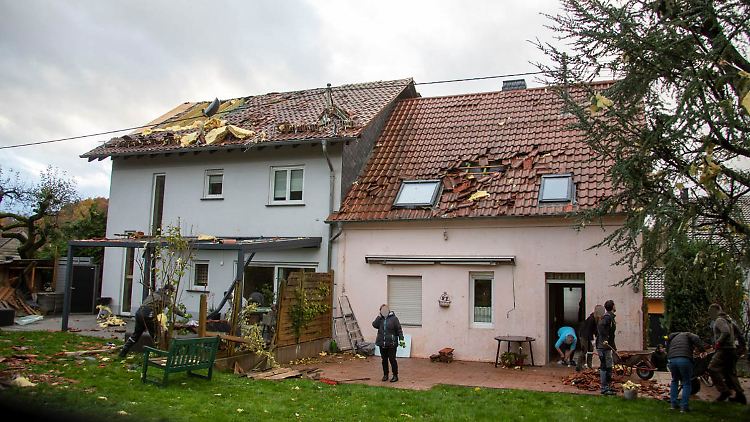 Im Marpinger Ortsteil Urexweiler hatte sich der Tornado-Rüssel bis in Bodennähe gebildet.