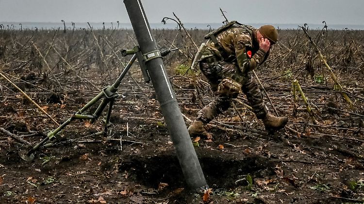Ein ukrainischer Soldat feuert in der Region Saporischschja eine Granate ab. Gustav Gressel erwartet hier die nächste Offensive von Kiews Truppen. 