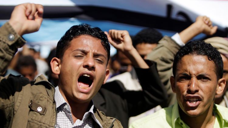 Gleiche Bilder, anderes Land: Demonstranten in Sanaa.