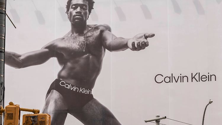 Hautenge Jeans und schlichte, gerade Schnitte, minimalistisch und wenig Farbe, dafür ist Calvin Klein bekannt ...