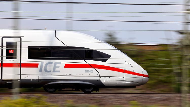 Statt unzähliger Einzelmaßnahmen, die den Verkehr immer wieder ausbremsen, sollen mehrere Korridore für eine begrenzte Zeit vollständig gesperrt und modernisiert werden, verkündete die Deutsche Bahn.