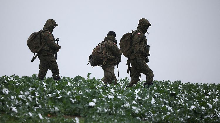Polnische Soldaten in der Nähe des Ortes Przewodow, wo eine Rakete einschlug. 
