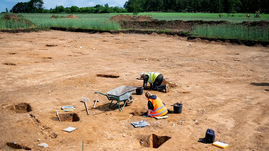 Grabungsfacharbeiter-erstellen-auf-einer-Baustelle-Profilschnitte-von-Pfostengruben