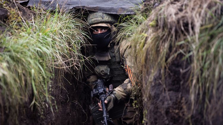 Ein russischer Soldat in einem Schützengraben im Donbass Ende Oktober.
