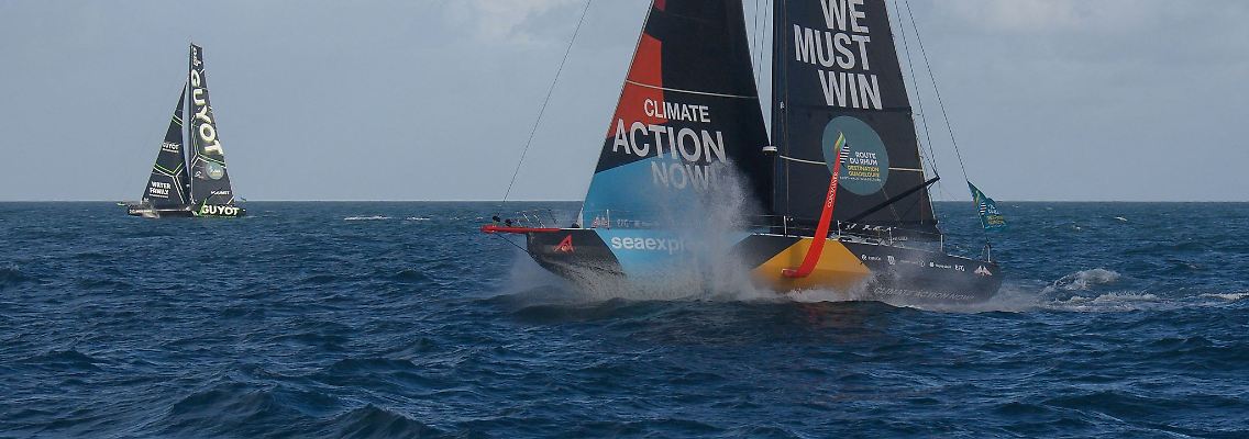 Der deutsche Skipper Boris Herrmann segelt mit seiner Imoca 60 Malizia nach dem Start vor Saint-Malo.