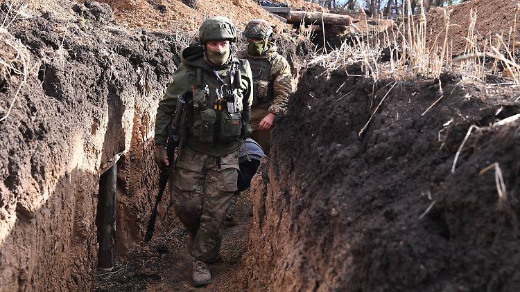 Russische Kämpfer der Söldnergruppe Wagner in einem Schützengraben in der Ukraine.