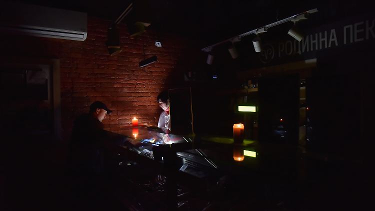 In der Ukraine herrschen derzeit Minusgrade. Zusätzlich kommt es landesweit zu Stromausfällen, wie hier im westlich gelegenen Lwiw.