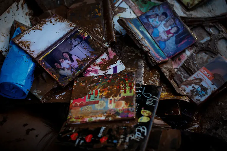 2024-05-29T100225Z-1926421073-RC2ZS7AIWIBE-RTRMADP-3-BRAZIL-RAINS-FARMERS